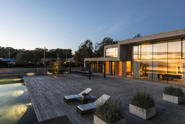 Villa dengan ruang makan terbuka yang luas